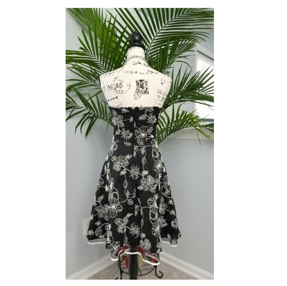 Black & White embroidery fit & flare summer dress - Picture 2 of 8